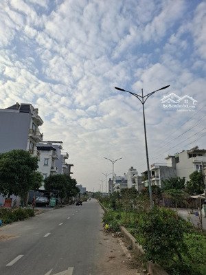 bán lô đất tdc hồ sen..đường đôi 30m .
+ lô đất nằm vị trí đẹp ..đường đôi 30m..dân cư đông đúc