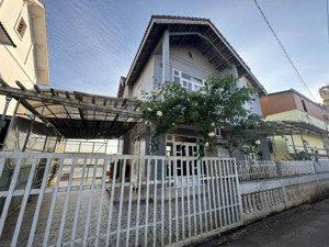 biệt thự vạn hạnh thoáng. giá chỉ bằng lô đất.