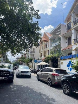 giá 3tỷ89 đang cho thuê 20tr/th. nhà hoa lan - p2 - phú nhuận. gần bên bệnh viện đa khoa hoàn mỹ