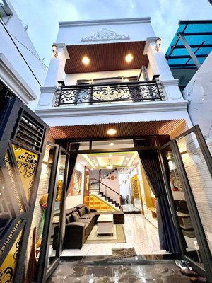 cần tiền đầu tư, bán gấp nhà cmt8, q10 - 48,4m2 - giá 3 tỷ 990 - shr, công chứng trong ngày