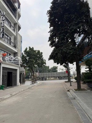 trung tâm quận - đối diện vinhome riverside phúc lợi - nhà mới - vỉa hè rộng - thang máy xịn sò -