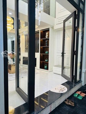 phân lô ô tô đỗ sát nhà 45m2 - 13.3 tỷ- 6 tầng thang máy - lô góc 2 mặt ngõ - chỉ sách vali về ở