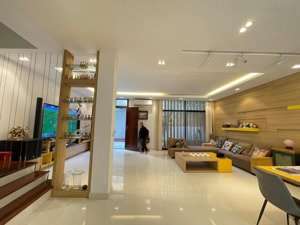 bán nhà hoàng quốc việt cầu giấy phân lô ô tô thang máy cực hiếm chỉ hơn 300tr/m2