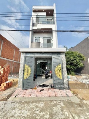 nhà 3 tầng mới hoàn thiện. full nội thất sổ hoàn công. dt: 109m2 (4x 27m). odt: 70m2. giá: 5.9 tỷ