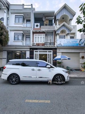 nhà 3 tầng kdc phú hồng thịnh. gần làng dhqg tphcm. dt: 61.7m2 (4.5x 14m). đường 8m. giá: 5.4 tỷ tl