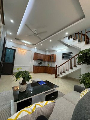 đông ngạc- nhà đẹp - ở ngay - gần ô tô tránh, dt 30m2 x 4 tầng, 4 pn. phòng nào cũng thoáng sáng.