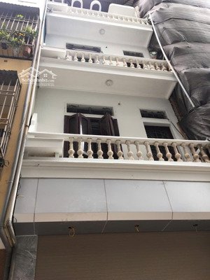 cho thuê nhà sát mặt đường nguyên hồng ,đống đa