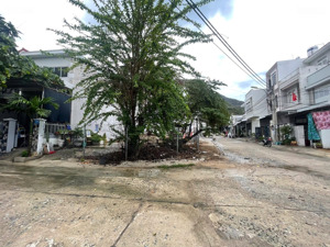 bán gấp lô góc biển khu hòn xện ,đối diện công viên , gần biển lh:0762111113