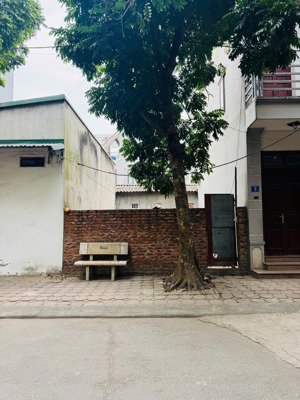 rất hiếm-lô đất phân lô cạnh hồ và tổ hợp chung cư ngay phố phúc lợi 40m2 mặt tiền 4.7m giá 10.8 tỷ