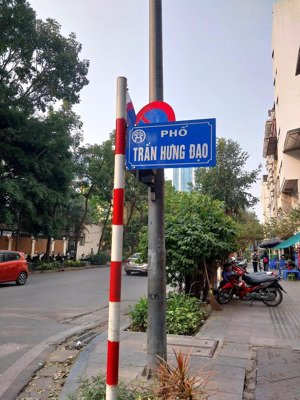 bán nhà mặt phố trần hưng đạo, hoàn kiếm, siêu hiếm, dt 215m2, 3t, mt 15m, giá 300 tỷ. 