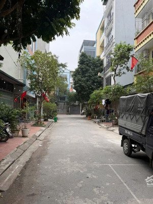 dương nội- ngay aonmall.
duy nhất diện tích: 100m- mt 8m.
vị trí kd, làm văn phòng đều được.