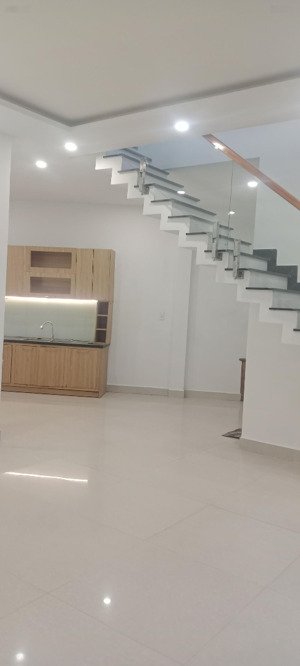 nhà 2 tầng gần chợ hoà mỹ, bến xe tt đà nẵng kiệt 3,5m ô tô đỗ cửa