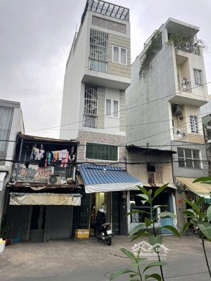 xe tải 2 chiếc đỗ trước nhà đêm
ngày- mặt tiền 12 mét xe tăng vi vuuu