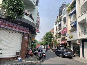 nhà mặt tiền hoa lan phú nhuận 50m2 xây 5 tầng có hầm, kinh doanh đỉnh, ngang 4.5m, chỉ 17 tỷ