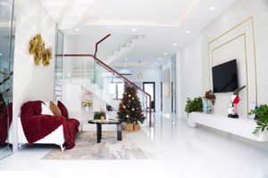 nhà mặt tiền 12m. sổ hồng lâu dài, thổ cư 100%. nhà hoàn thiện bên ngoài và trong. giá 2,6 tỷ