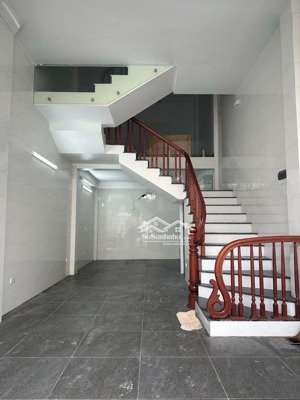 bán nhà trung tâm huyện hoài đức - diện tích 40 m -5 tầng - mặt ngõ kinh doanh - ô tô tránh