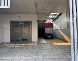 nhà cấp 4 cạnh kdc phú hoà 1 đường vào 5m sân xe hơi rộng rãi,dt 8 x 25 nở hậu 9m tc 120m2