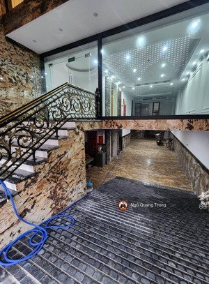 siêu phẩm phố nguyễn hoàng, 9 tầng, hầm có vỉa hè, ô tô, vừa ở vừa làm văn phòng công ty quá đỉnh