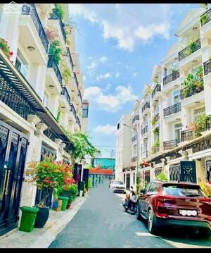 “Chỉ cách KCN Tân Tạo 300m, căn nhà này đáp ứng hoàn hảo nhu cầu ở lâu dài lẫn đầu tư.”