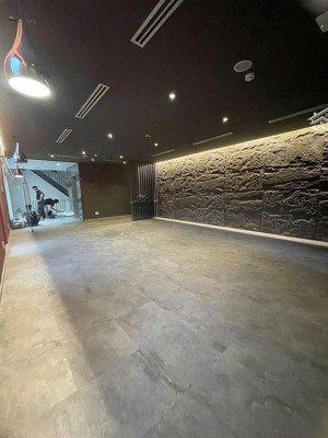 sàn rộng 200m2 trên đường võ văn tần, q.3. trống sẵn lầu 5, hỗ trợ thời gian setup