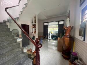 BÁN NHÀ HẺM 221 (P. PHƯỚC LONG CŨ), NAM NHA TRANG GIÁ 5,7 tỷ Diện tích: 80,1m2. Hướng : Đông Bắc. sổ hồng hoàn công Hẻm 2-3m, cách đường Phước Long chỉ 100 m Kết cấu: Nhà trệt 3 tầng , 3 phòng ngủ , 3 vệ sinh