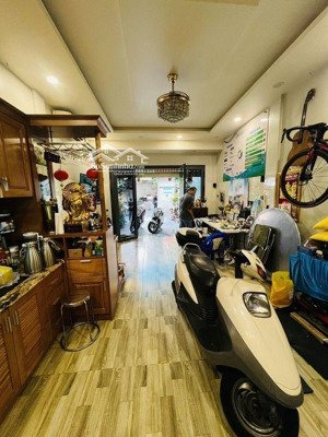 mặt tiền kinh doanh nỗi tiếng ngay chợ an đông.4 tầng mới đẹp.thang máy.khu víp quận 5