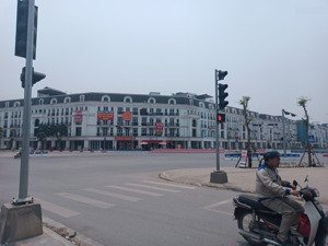 nhà ngã tư ubnd đại mỗ, sa đôi. dân xây 5 tầng, đường thông, cách ô tô 20m