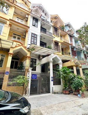 cho thuê nhà lk nguyễn văn lộc mỗ lao diện tích 90m x 4t + tum. nhà có hầm rộng. nhà hoàn thiện đẹp