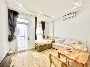 balcony 1br tone gỗ, thang máy, máy giặt riêng gần nhà thờ tân định, chợ tân định, cầu bông quận 1