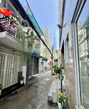 rẻ nhất khu vực - (4 x 15) (3p ngủ) hẻm 5.5m sát landmart 81, vinhome, q1 giá chỉ 90tr/m2