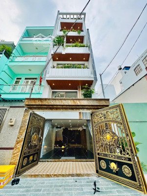 nhà hệ điện mặt trời luxury chân dài 17m đường xe hơi né nhau