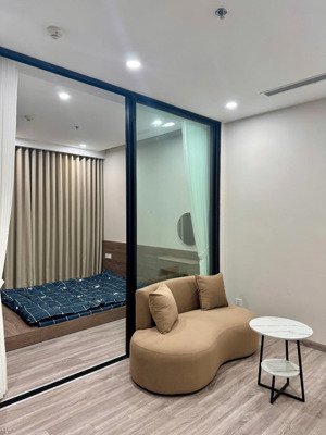 mời thuê căn hộ 1pn 1wc 38m2 đủ đồ view sông hồng bc : nam toà sf2 sky forest.hl ạ
