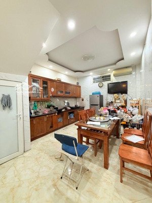 bán nhà bồ đề , sổ đỏ 45m2 * m tiền 6m , mặt ngõ oto tránh kinh doanh