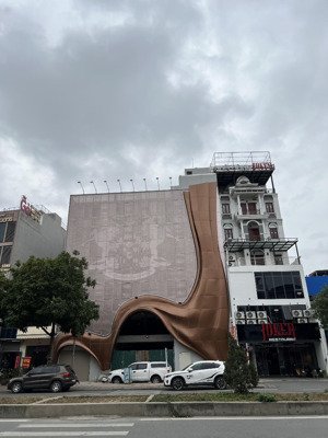 cho thuê nhà căn góc phố thái thịnh , diện tích 730m2, mặt tiền căn góc 30m