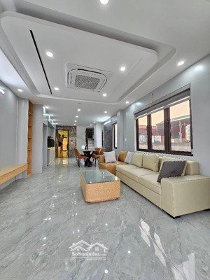 #nhadeplongbien
phố trạm. nhà 7 tầng. dt 60m. thang máy. kinh doanh đỉnh. hàng xóm tttm aeon long