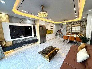 bán nhad ngọc thụy , 50m, thang máy ,gara ô tô,phun nội thất