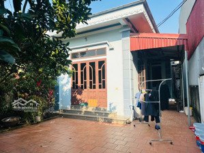 bán lô đất 138m2 giá tốt, đất đã sẵn nhà cấp 4 rộng có thể ở được luôn.