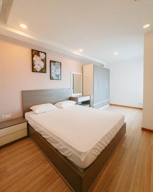 cho thuê cc cao cấp ocen view tầng cao 1pn full nội thất vào ở ngay 10tr/ tháng