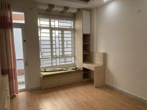 dt 3m7 - 11m, nhà 3 tầng tổng cộng 5 phòng ngủ, 4 wc khu dân trí cao yên tĩnh xe hơi vào tới nhà.