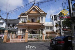 bán nhà 2 mặt tiền yersin, cách hồ xuân hương vài phút đi bộ.