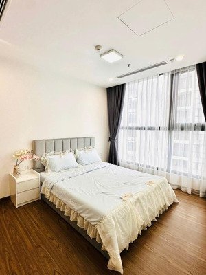 gia đình tôi cần bán gấp căn hộ 4pn- 130m2 tại vinhomes west point-giá 16 tỷ,có slot, sổ lâu dài