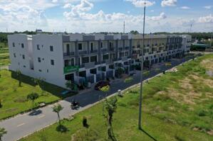 Bán nhà phố trong KCN Phước Đông, Tây Ninh giáp HCM 1 trệt 2 lầu giá 2,1 tỷ cho thuê đến 15tr/th Lh 0938677909 xem nhà