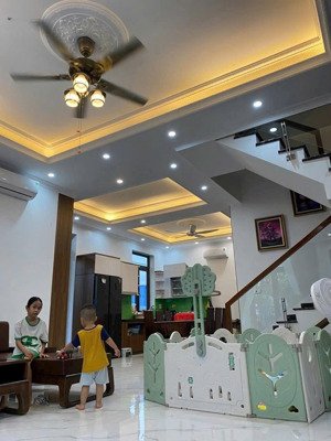 bán biệt thự song lập 135m2 cực đẹp trong khu đô thị singapore, đang cho chuyên gia thuê 18tr/ thag