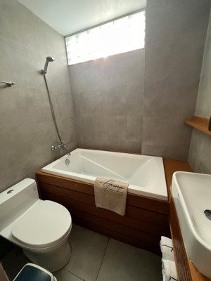 bán toà nhà ngay dinh độc lập dòng tiền kinh doanh 1,3 tỷ/ tháng, nội thất mới, sát chợ bến thành