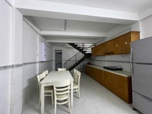 nhà nguyên căn thích hợp ở gia đình, văn phòng nhỏ, gần cc bộ công an. lh 