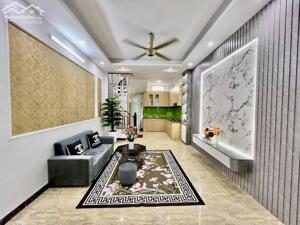 Bán Nhà Ngõ 206 Cổ Linh, Long Biên 33m2, 5T giá 7,5 tỷ