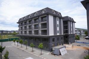 AEON Mall mở cửa – mặt tiền đối diện là nơi đón tiền đầu tiên.