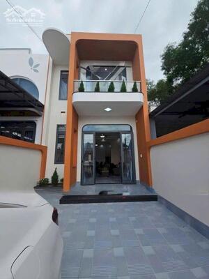 NHÀ LẦU GÓC 2 MẶT TIỀN NGAY TRUNG TÂM GẦN TRƯỜNG LÁI BỬU LONG