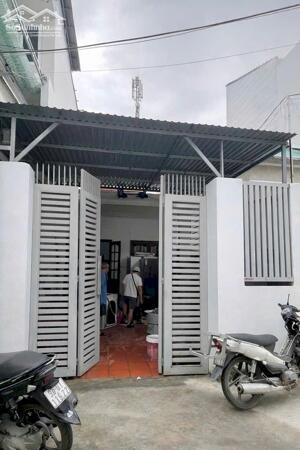 Bán nhà đường Quốc Tuấn, trung tâm Nha Trang - Diện tích: 81,72m2 ngang 4,75m. Nhà cấp 4 (1 trệt + 1 lửng) - 2 phòng ngủ, 1 WC. Bếp + sân rộng thoáng - Đang có HĐ thuê: 4 triệu/tháng