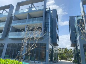 sang nhượng căn góc view biển l''aurora dt 196m2, ngang7m, đối diện công viên 14,6ha. lh: 